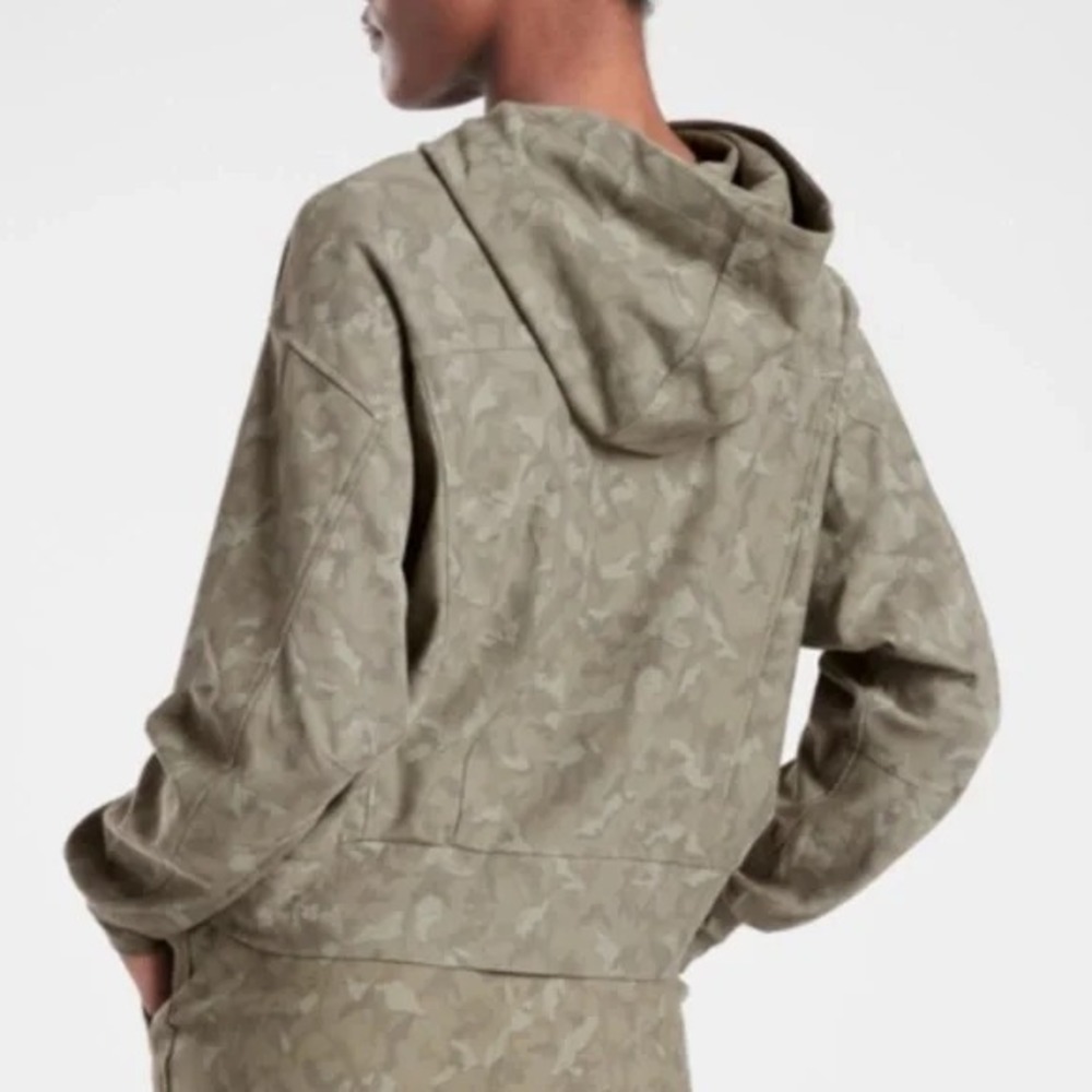 ATHLETA Sz M Farallon‎ Printed Hooded Sweatshirt Hoodie Camo Olive Boxy Outdoors